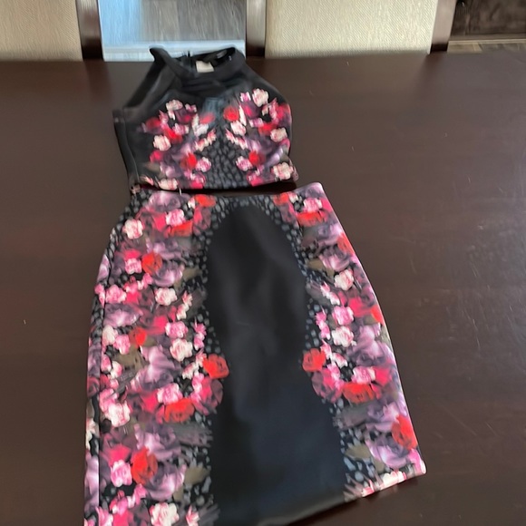 Guess Brand 2 piece set crop and skirt knee length - Picture 2 of 4